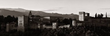 Granada Alhambra İspanya 'daki dağın üzerinden panoramik manzara.