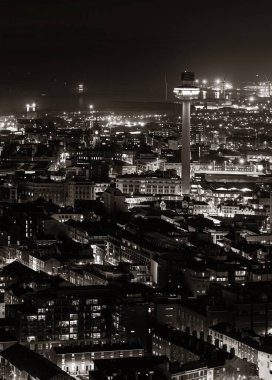 İngiltere 'de İngiltere' deki binalarla Liverpool 'un gökyüzü çatısı gece görüşü