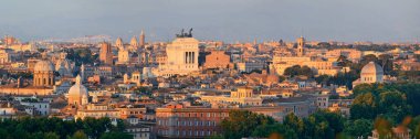 İtalya 'da antik mimari ile Roma çatısı panoramik manzarası. 