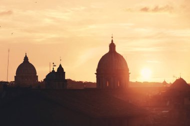 Roma çatısı manzaralı gün batımı manzaralı İtalya 'da antik mimari. 