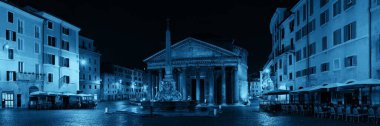 Pantheon gece sokak manzaralı panoramada. İtalya 'nın Roma kentindeki en iyi korunmuş antik Roma binalarından biridir..