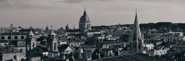 İtalya 'da antik mimari ile Roma çatısı manzarası siyah ve beyaz panorama. 