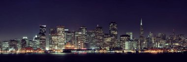 San Francisco şehrinin gökyüzü ve gece manzarası kentsel mimari.