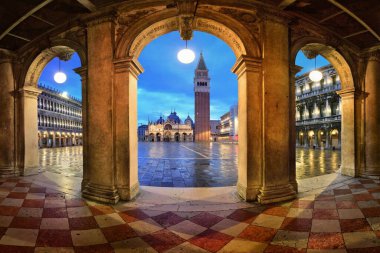 İtalya, Venedik 'teki Piazza San Marco' daki koridor gece görüşü.