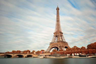 Paris, Fransa 'da Eyfel Kulesi Seine Nehri.