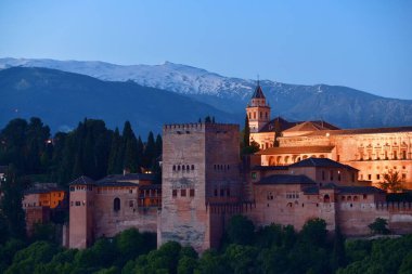 Granada Alhambra gece İspanya 'daki dağın üzerinden panoramik manzara.