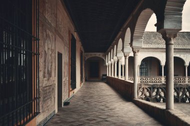 İspanya, Sevilla 'da güzel desenleri ve dekorasyonu olan Casa de Pilatos avlusu..
