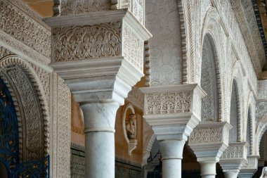 Casa de Pilatos İspanya, Seville 'deki sütun üzerinde güzel desenler ve süslemeler..