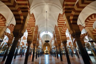 CORDOBA, İspanya - 22 Mayıs 2019: Tarihi kemer yapısına sahip Cordoba Cami-Katedrali 'nin iç görünümü. 