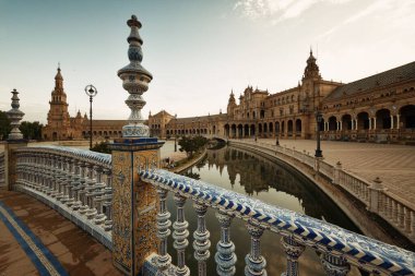 İspanya 'nın Sevilla şehrinde Plaza de Espana ya da İspanya Meydanı yakın çekim görüntüsü