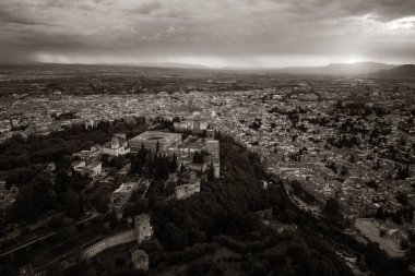 Granada, İspanya 'daki tarihi binalarla Alhambra hava manzarası.