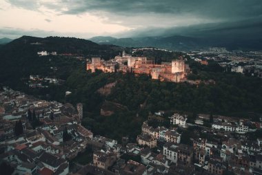 Granada, İspanya 'daki tarihi binalarla geceleyin Alhambra hava manzarası.