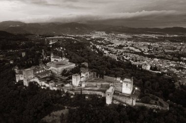 Granada, İspanya 'daki tarihi binalarla geceleyin Alhambra hava manzarası.