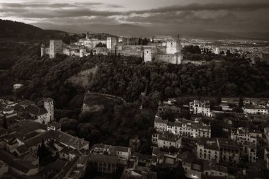 Granada, İspanya 'daki tarihi binalarla geceleyin Alhambra hava manzarası.