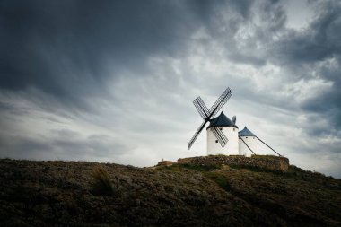 İspanya 'da Toledo yakınlarında Consuegra' da yel değirmeni