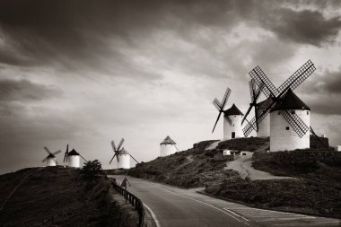 İspanya 'da Toledo yakınlarındaki Consuegra' da bir grup yel değirmeni.