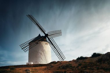İspanya 'da Toledo yakınlarında Consuegra' da yel değirmeni