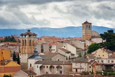 İspanya 'da tarihi çan kulesi manzaralı Segovia silueti