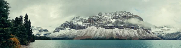 Panorama Jeziora Bow Pokrytą Śniegiem Górą Lasem Parku Narodowym Banff — Zdjęcie stockowe