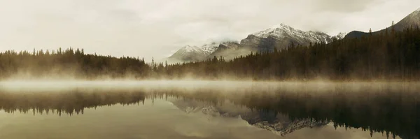 在一个雾蒙蒙的早晨 赫伯特湖全景 冰山一角映照在加拿大班夫国家公园 — 图库照片