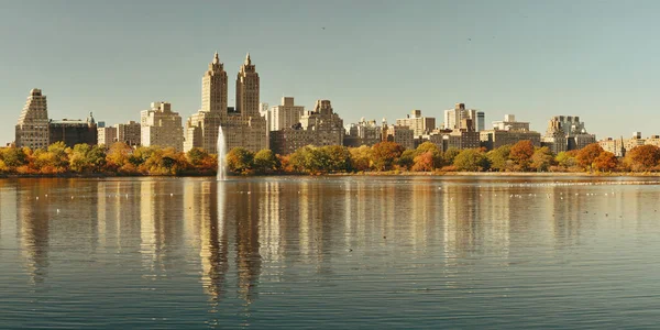 New York Manhattan Central Park Havuzu Olan Göl Üzerinde Apartman — Stok fotoğraf