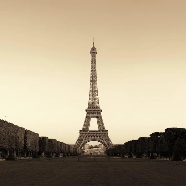 Eiffelturm Mit Rasen Als Berühmtes Wahrzeichen Von Paris — Stockfoto