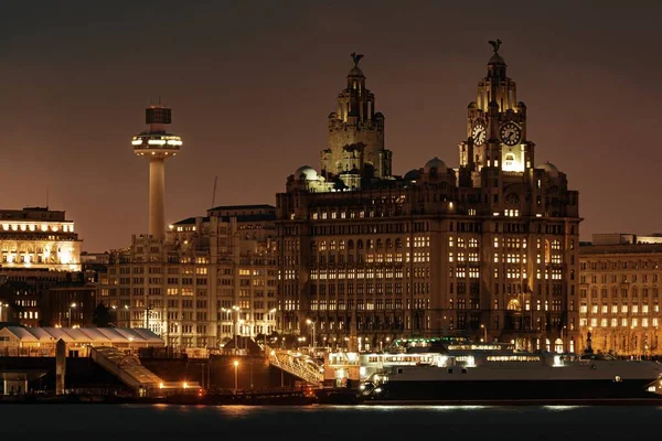 Liverpool Royal Liver Building Noite Com Edifícios Inglaterra Reino Unido — Fotografia de Stock