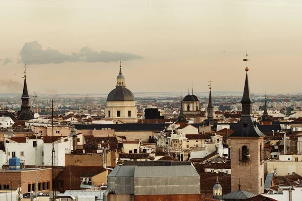 Madrid Skyline Takutsikt Med Byggnader Och Klocktorn Kyrka Spanien — Stockfoto