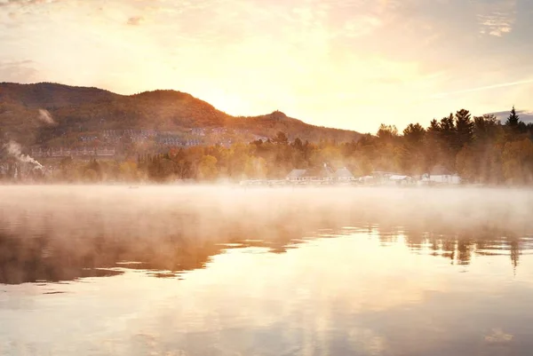 Утреннее Туманное Озеро Mont Tremblant Канаде — стоковое фото