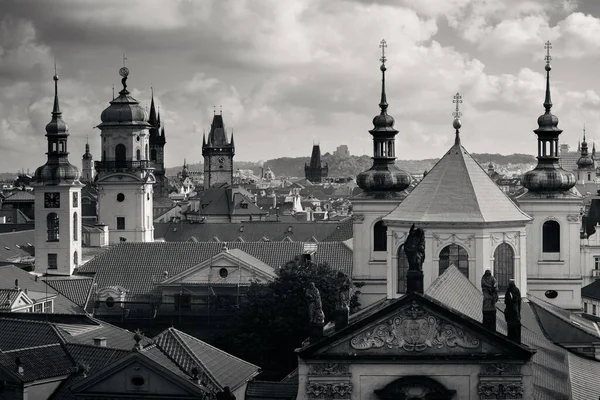 Prag, Çek Cumhuriyeti 'ndeki tarihi binalarla çatısı manzaralı.