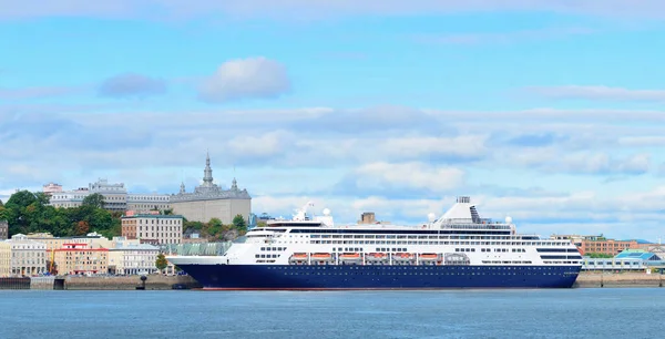 Gemi Turu Quebec Mavi Gökyüzü Olan Eski Binalar — Stok fotoğraf