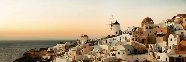 그리스의 건물들이 산토리니의 날으는 — 스톡 사진