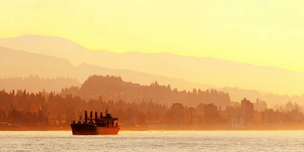 Contexto Abstrato Dos Edifícios Montanha Cidade Navio Carga Vancouver — Fotografia de Stock