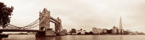 ロンドンのスカイライン タワーブリッジとテムズ川の上のシャード — ストック写真