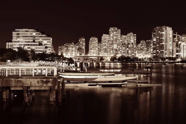 温哥华市夜景 建筑物和船只在海湾中 — 图库照片