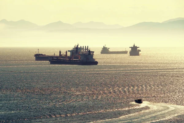 Vrachtschip Met Bergsilhouet Zee — Stockfoto