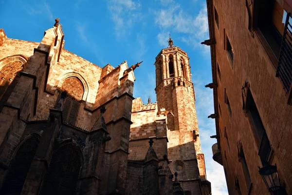 西班牙巴塞罗那哥特式住宅区的钟楼和旧楼 — 图库照片