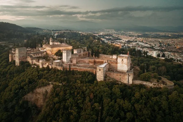 Luftutsikt Över Alhambra Natten Med Historiska Byggnader Granada Spanien — Stockfoto