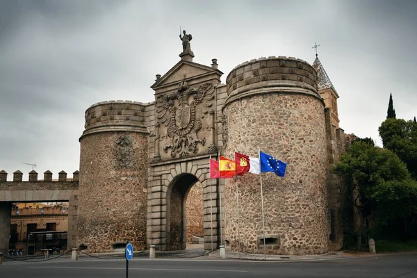 Porta Dobradiça Cidade Toledo Com Edifícios Históricos Espanha — Fotografia de Stock