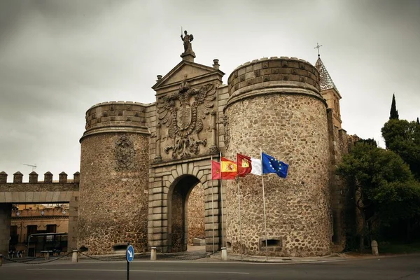 Porta Dobradiça Cidade Toledo Com Edifícios Históricos Espanha — Fotografia de Stock