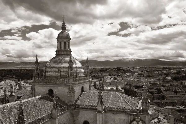 スペインのセゴビア大聖堂の古代建築 — ストック写真