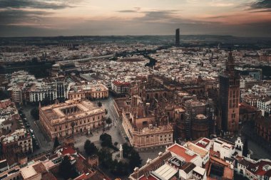 İspanya 'nın Seville kentindeki ünlü simge olarak Sevilla Katedrali' nin Saint Mary Katedrali veya Sevilla Katedrali 'nin havadan görünüşü gösterilir..