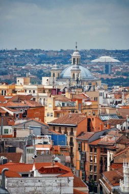 Madrid 'in gökyüzü manzarası ve İspanya' da San Francisco El Grande Kraliyet Bazilikası..