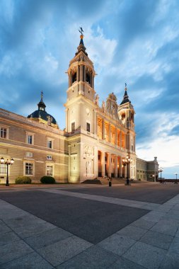 Aziz Mary Katedrali. La Almudena Krallığı. Madrid 'de gece vakti..