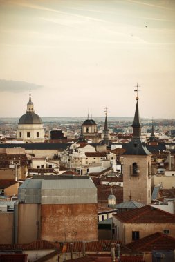 Madrid gökdelen çatısı manzaralı İspanya 'da binalar ve kilise çan kulesi
