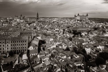 İspanya 'nın tarihi binalarıyla Toledo şehrinin havadan görünüşü.