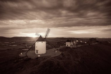 İspanya 'da Toledo yakınlarında Consuegra' da yel değirmeni