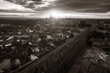 İspanya 'da Segovia Katedrali ve su kemeri hava manzarası.
