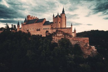 İspanya 'nın ünlü hava manzarası olarak Segovia' lı Alcazar.