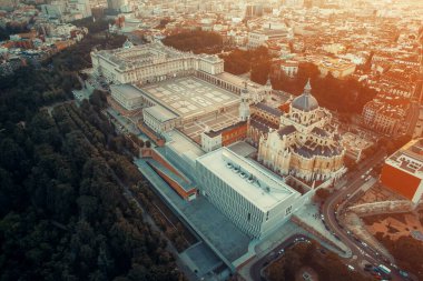 Madrid, İspanya'da gün doğumunda Kraliyet Sarayı havadan görünümü.